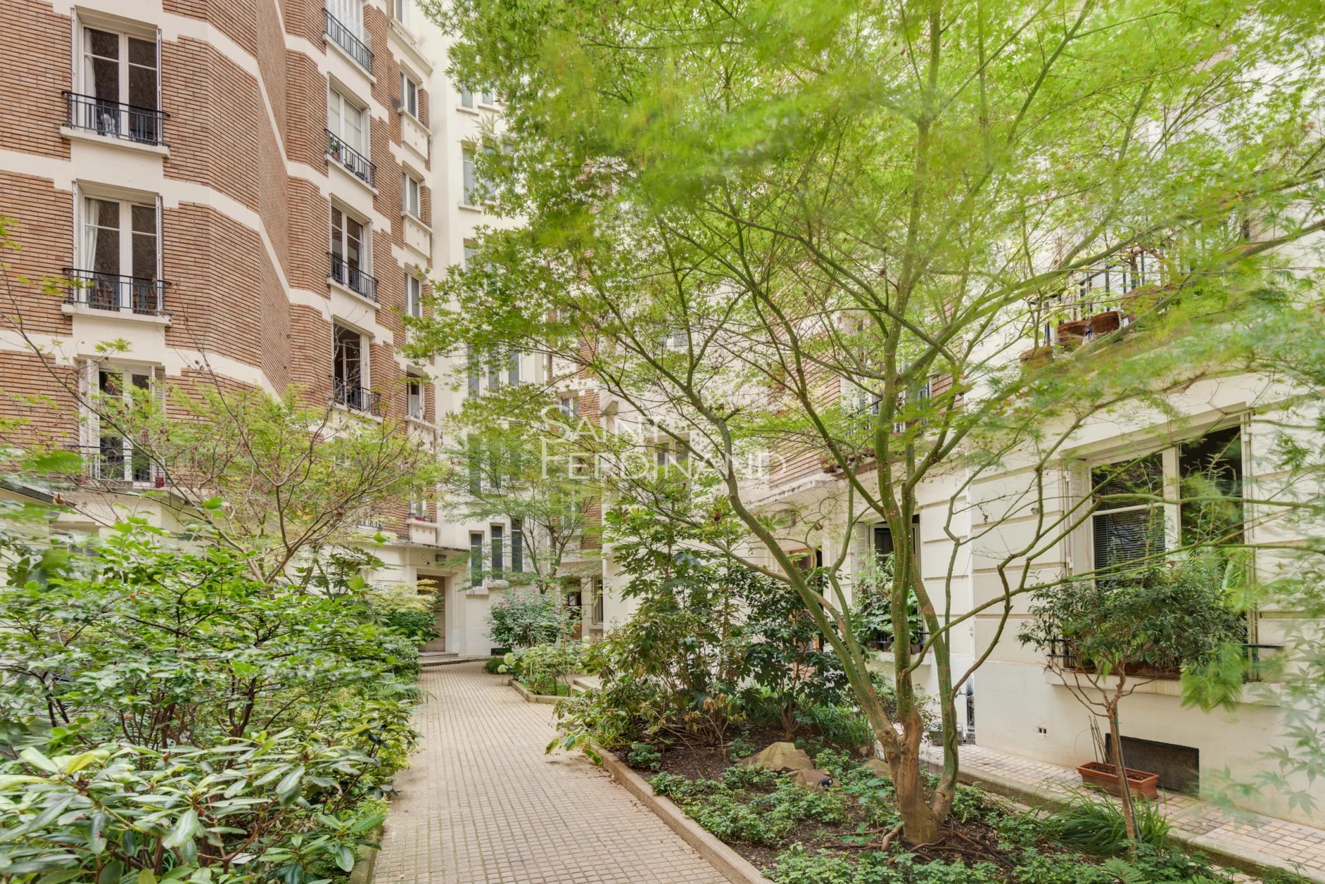 Appartement 3 pièces 64 m² · à Paris · 64 m² · 100 000 €